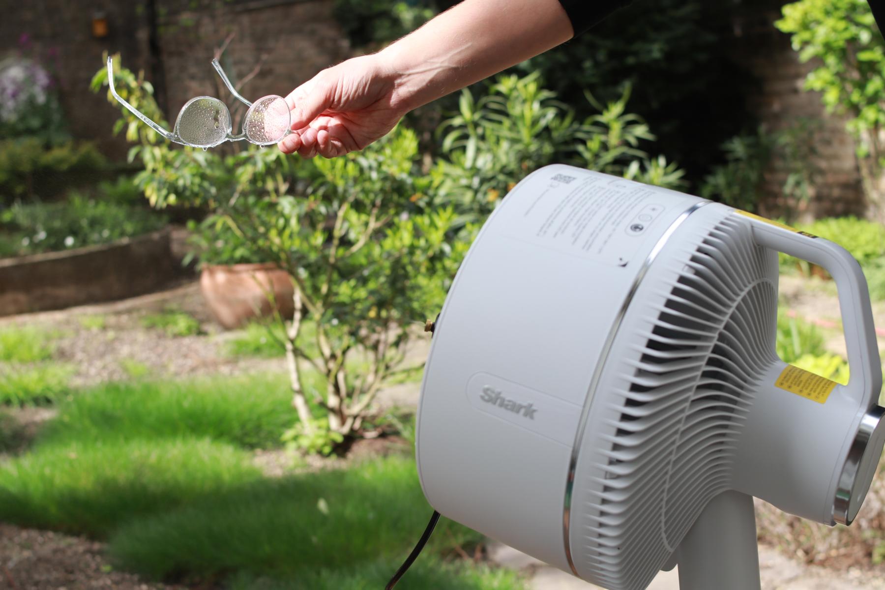 Der Shark FlexBreeze Ventilator mit Wasser sprüht eine Brille im Test komplett Nass. 